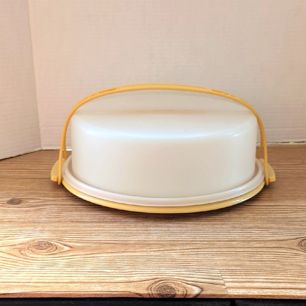 Tupperware Harvest Gold Pie Cake Taker Carrier Vintage